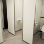 仕事で女子トイレの扉を直してたら見知らぬオバサンが突然声をかけてきて・・・えっ