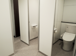 仕事で女子トイレの扉を直してたら見知らぬオバサンが突然声をかけてきて・・・えっ