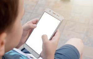 外食中、子供にスマホを持たせ食事をする親を見て「絶対自分はこうしない」と思っていたら・・・その後の展開にハッとした