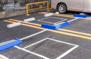 「駐車場に停めていた車がない！警察を呼べ！」と怒鳴る客。しかしこの客は実は・・・えっ