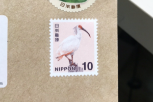 「吹いた」絶滅危惧種の『トキ』が描かれた切手と共に貼られていたのは・・・