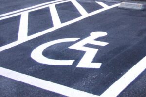 車椅子専用の駐車場の隣に車を停める時は・・・高い頻度で遭遇するという「やらないで欲しいこと」を覚えておいて欲しい！