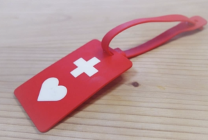 電車でヘルプマークをつけた女の子に席を譲ろうとすると、ヘルプマークを素早く裏返し・・・