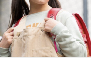 学年一背が高く、男子から「巨人」と呼ばれた女の子。下を向いて歩いていたら一人の男子が・・・