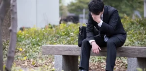 メンタル系で休職した職員が復帰した初日、同じ部署の職員が・・・嘘だろ？