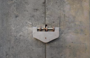 古い店舗の解体中に見つかった入り口のない『開かずの間』仕方ないので壁を壊し中を覗いたら・・・ひぃぃ