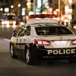 寝ない子供を連れて夜の散歩をしていたら、パトカーがスーッと近づいてきて・・・