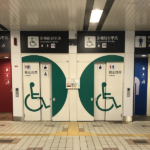 おむつ替えのため多目的トイレの前で待つこと30分。中から出てきたのは・・・