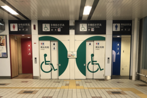 おむつ替えのため多目的トイレの前で待つこと３０分。中から出てきたのは・・・