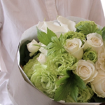 郵便局で大きな花束を抱え列に並ぶ男性。自分の番がくると・・・まさかの展開に泣いた。