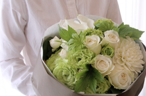 郵便局で大きな花束を抱え列に並ぶ男性。自分の番がくると・・・まさかの展開に泣いた。