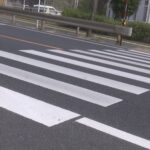 信号のない横断歩道前で高齢女性から「お先にどうぞ」とジェスチャーされたので、発進させようとしたら・・・
