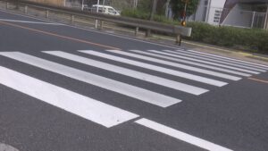 信号のない横断歩道前で高齢女性から「お先にどうぞ」とジェスチャーされたので、発進させようとしたら・・・