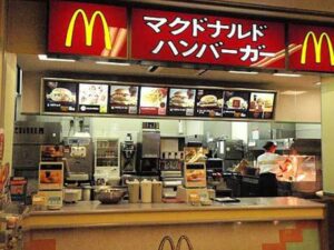 マックのモバイルオーダーを何度呼んでも受け取りにこない客。→すると店員が小声で・・・えぇ（笑）