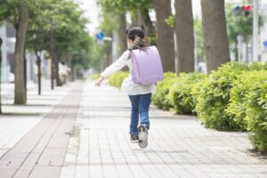 下校中、不審者から写真を撮られた小学生の女の子。→しかしこのことを母親に言えなかったワケは・・・