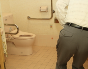 トイレ介助中、別の患者に呼ばれ駆けつけると・・・信じられない展開が待ち受けていた話