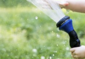 学校帰りの一年生が勝手に庭に侵入した挙句、水道の蛇口を開け・・・その後の展開に愕然