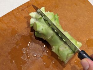 凄い！ブロッコリーの皮をするりとむく方法に「知らなかった・・！！」の声！