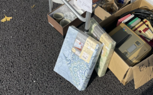 「おじさん、それはいかん」フリーマーケットで売られていたものは・・・