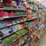 「万引きしてきた」と友達にお菓子を配る中学生。まさかの事実が判明し・・・