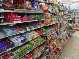 「万引きしてきた」と友達にお菓子を配る中学生。まさかの事実が判明し・・・