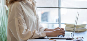 zoomで会議中立ち上がったら、同僚女性が震えた声で・・・