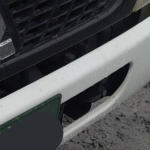 エンブレムが外れてしまったトラック。見てみたら・・・「嘘だろ?」