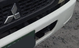 エンブレムが外れてしまったトラック。見てみたら・・・「嘘だろ？」