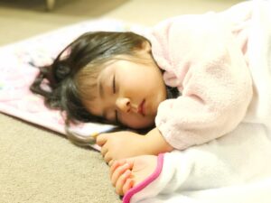 14時間ぶっ通しで眠っていた３歳の娘。やっと起きたと思ったら・・・えぇっ？！