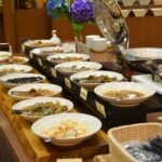 ホテルの朝食バイキングで食事中。飲み物とフルーツを取りに行き席に戻ると・・・えっ