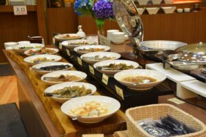 ホテルの朝食バイキングで食事中。飲み物とフルーツを取りに行き席に戻ると・・・えっ