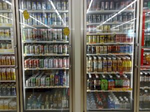 コンビニで「棚の奥からすごい睨まれた」と店員に訴える客。しかし・・・