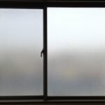 午前3時、ベランダの窓から見知らぬ男に侵入され通報した女性。→話を聞いて震え上がったその理由は・・・
