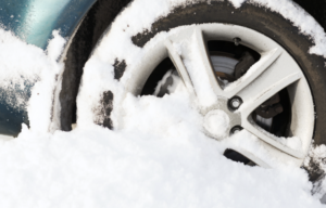 雪に車がガッツリ埋まってしまった女子大生二人を助けたら、後日家に・・・まさかすぎる展開が。