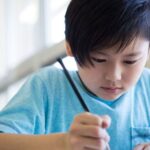 親から「小学生になるまで勉強は禁止」と言われた男の子。結果・・・