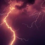 家にいたにもお関わらず『遠くに落ちた雷で感電』した男性。その原因は・・・