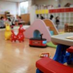 保育園で子供を送りに来た父親を抱きしめたベテラン先生。なんと・・・