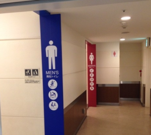 やむを得ず園児を一人でトイレに行かせたら、見知らぬ男性と一緒に出てきて・・・