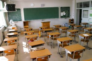 ７時から卒業式の準備をすると言われた先生。１０分前に到着すると・・・は？