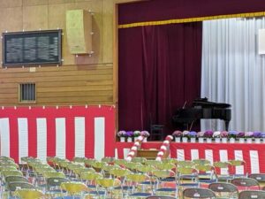 「椅子から崩れ落ちた」中学校の卒業式で流れた退場曲に・・・信じられない！！！！！