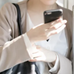 電車で肩を叩かれ「車両を変えた方がいい」と言われた女性。続く言葉にゾッとした・・・