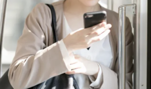 電車で肩を叩かれ「車両を変えた方がいい」と言われた女性。続く言葉にゾッとした・・・