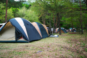 隣でソロキャンプをしていた男性が朝になって・・・体験談が怖すぎる。。
