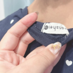 服のタグがチクチクする問題解決!これは画期的な裏ワザだ!