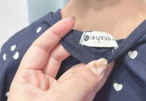 服のタグがチクチクする問題解決！これは画期的な裏ワザだ！