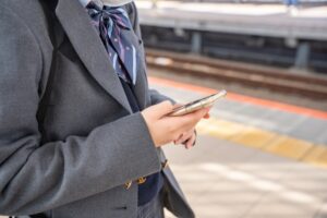 あなたは大丈夫？電車内でのマナーの注意喚起するポスターが突き刺さる！