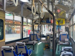 これはナイスアイデア！バスの子供席の仕掛けに大人も座りた〜い！