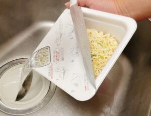 カップ焼きそばの湯切りの際に麺が出てしまうから、こんな風にしてみました！