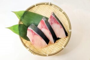 とあるスーパーに並んでいたブリの切り身。シャレが効いてて嫌いじゃない・・（笑）