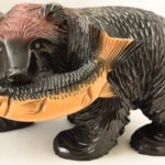 昔からよくある木彫りのクマ。今の木彫りのクマはこうなってんのか・・驚